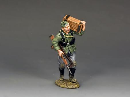 WWII German Forces:Soldat mit Kiste 