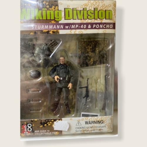 Product image of the product “1:18 Sturmmann MP40 & Poncho Wiking ”