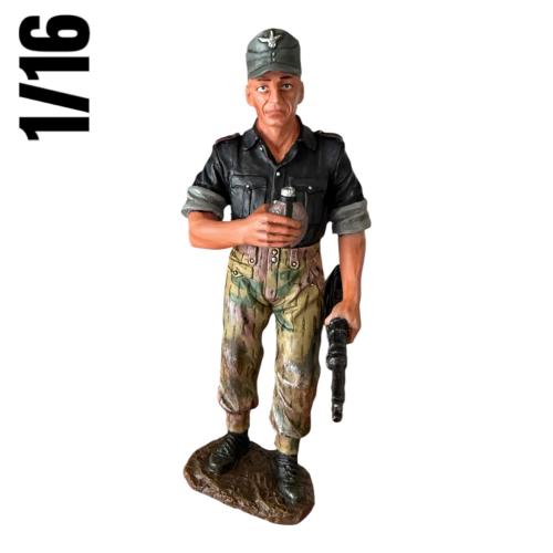 Artikelbild des Artikels “1/16 Figuren WH Soldat mit MP “