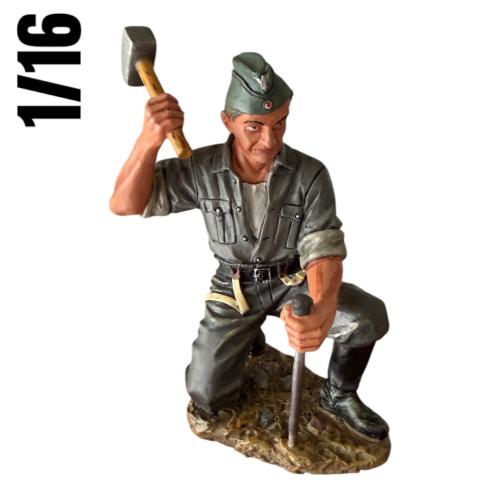 Artikelbild des Artikels “1/16 Figuren WH Mechaniker “
