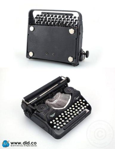 Product image of the product “1/6 Continental Wanderer 50 Reiseschreibmaschine, mit Transporttsche in Metal ”