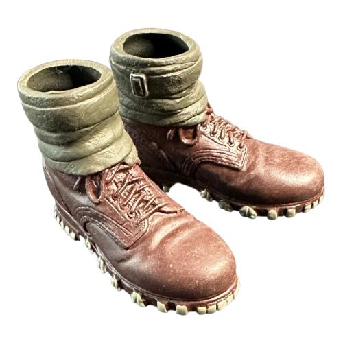 Artikelbild des Artikels “Bergschuhe, braun, mit Gamaschen 1:6 “