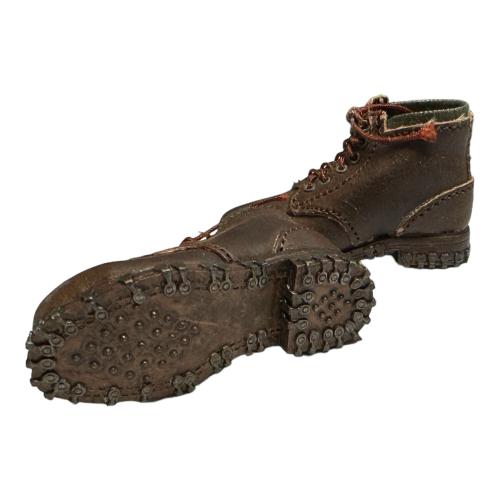 Artikelbild des Artikels “Bergschuhe, Leder braun 1:6 “