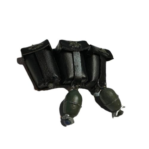 Artikelbild des Artikels “K 98 Patronentaschen Schwarz Leder mit Eiergranaten (Metal) 1/6 “