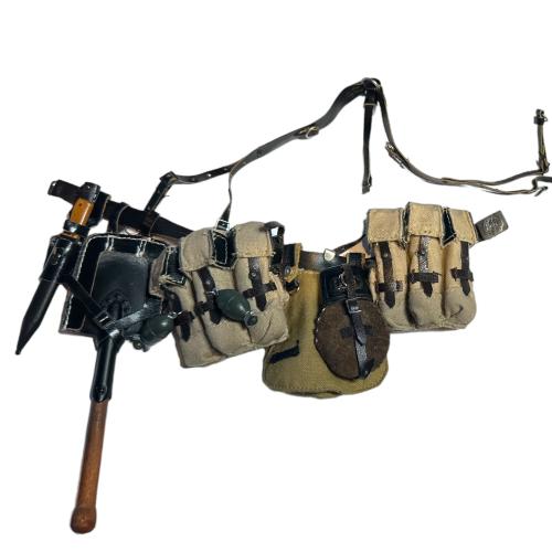 Artikelbild des Artikels “Feldausrüstung Set Mp44 (WH) 1/6 “