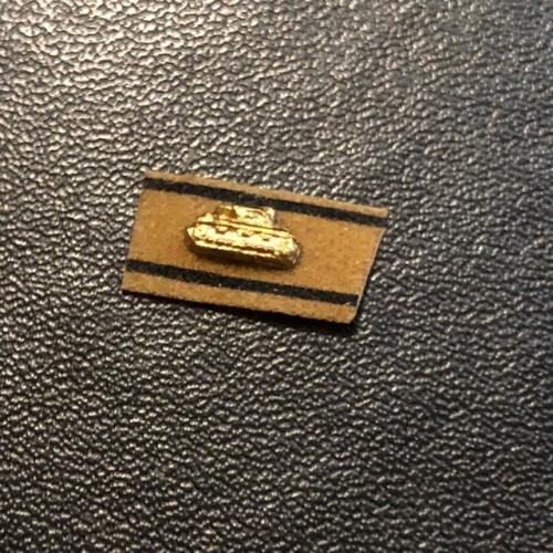 Artikelbild des Artikels “Panzervernichtungsabzeichen 1:6 Gold  mit goldenen Panzer “