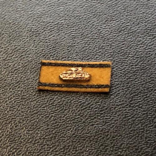 Artikelbild des Artikels “Panzervernichtungsabzeichen 1:6 Gold  mit kupferfarbenen Panzer “