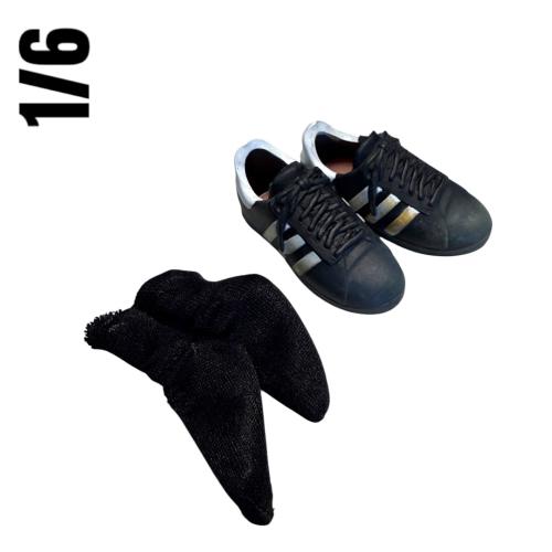 Artikelbild des Artikels “Sportschuhe mit Socken 1:6 “