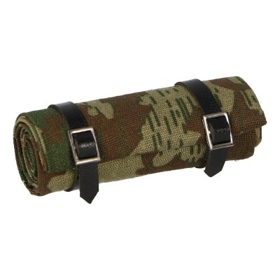 Product image of the product “Gerollte Zeltbahn Splittertarn mit Riemen 1/6 ”