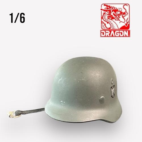 Product image of the product “M40 Helm WH mit 1 Abzeichen 1/6 (Kunststoff) ”
