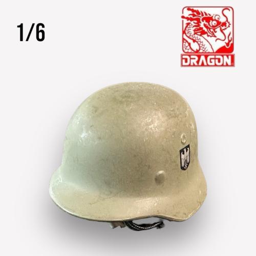 Product image of the product “M40 Helm WH mit 1 Abzeichen Lindgrün 1/6 (Kunststoff) ”