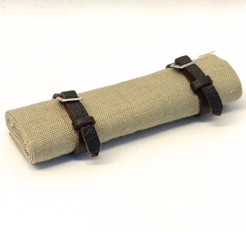 Artikelbild des Artikels “Gerollte Zeltbahn Beige Ausführung mit Riemen 1:6 “
