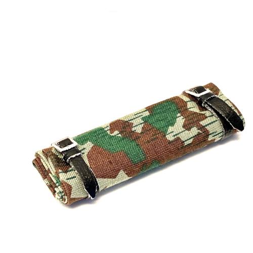 Artikelbild des Artikels “Gerollte Zeltbahn Splittertarn Ausführung mit Riemen 1:6 “