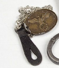 Artikelbild des Artikels “Geheimpolizei  Marke mit Kette “