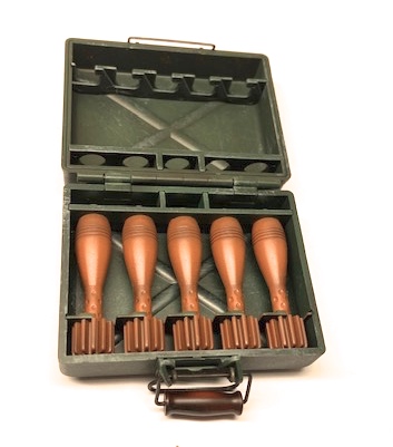 Product image of the product “Granatwerfer 36  Transportkoffer mit 5 Granaten 1/6 ”