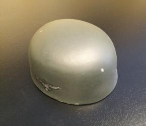 Product image of the product “FJG Helm Metal mit 2 Abzeichen und Futter ”