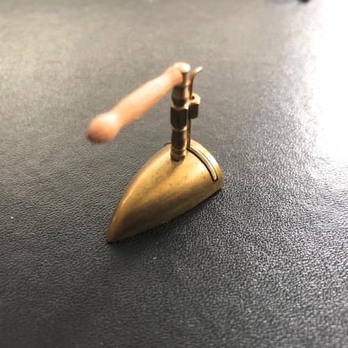 Artikelbild des Artikels “Kohle Bügeleisen  Metal handgefertigt 1:6 “