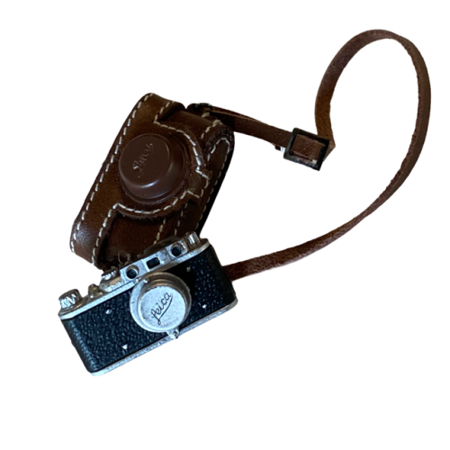 Product image of the product “Foto Kamera Leika de Luxe mit ledertasche 1/6 ”