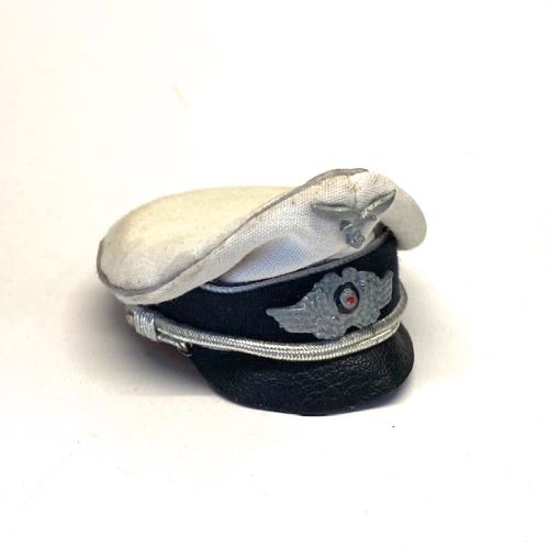 Artikelbild des Artikels “Schirmmütze, Luftwaffe weiss battleworn  1:6 “