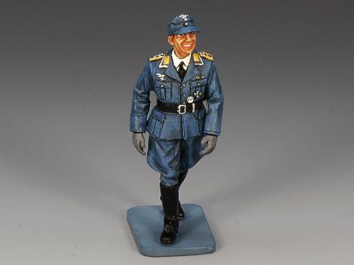Artikelbild des Artikels “Luftwaffe:Walking Officer “