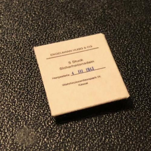 Artikelbild des Artikels “Sicherheitsnadel Verpackung 1:6 “