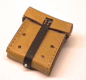 Artikelbild des Artikels “MG Zubehörtasche aus Leder 1:6 de luxe “