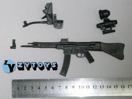Artikelbild des Artikels “MP 44 mit Krummlauf und Zielgerät 1229 1:6 “