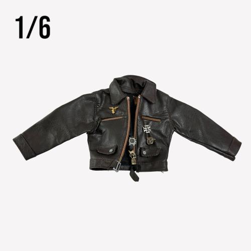 Artikelbild des Artikels “Piloten Jacke braun 1/6 (Mit Orden) “