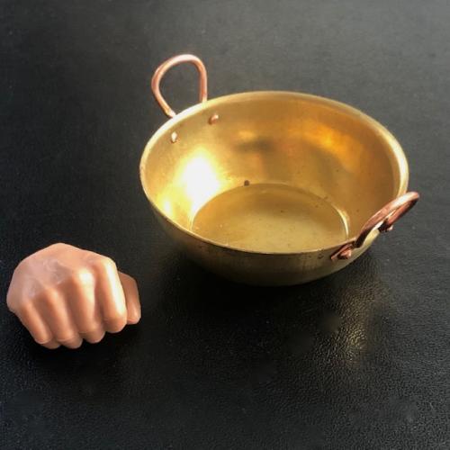 Artikelbild des Artikels “1:6 handgefertigt Topf aus Messing “