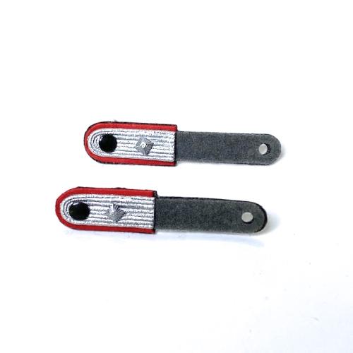 Artikelbild des Artikels “Schulterklappen Rote Waffenfarbe 1:6 “