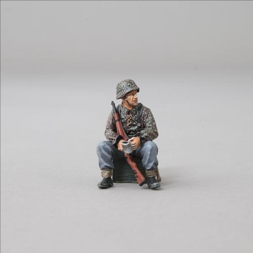 Artikelbild des Artikels “Elite Soldat in Tarnsmock auf Kiste Sitzend 1/30 “