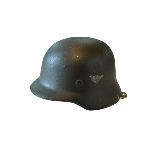 Product image of the product “Luftwaffenhelm mit 2 Abzeichen 1/6 (Kunststoff) ”