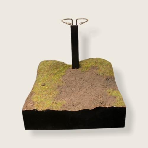 Artikelbild des Artikels “Steinplatte Diorama Single Display Stand (Mud and Green) 1:6 “