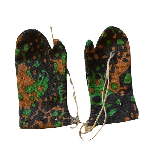 Product image of the product “Tarnhandschuh Eichenlaubmuster 1/6 ”