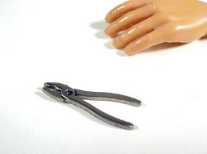 Artikelbild des Artikels “Zange in Metal Working Pliers in Metal “