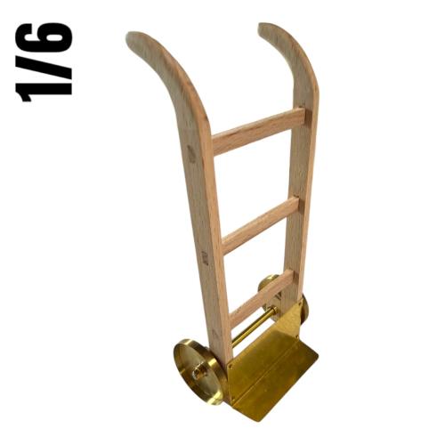Artikelbild des Artikels “Schubkarre in Holz und Metal  1/6 “