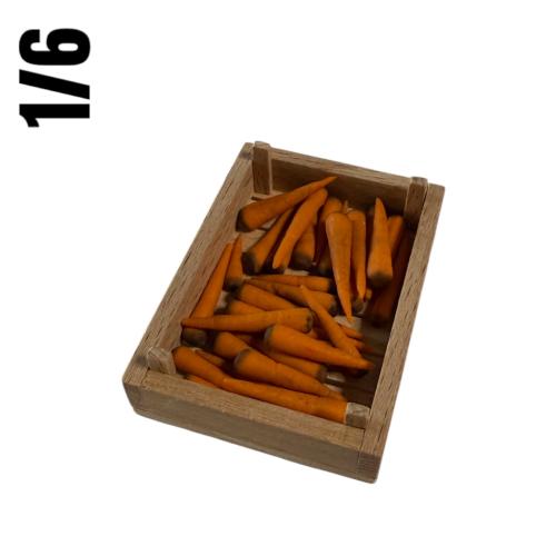 Artikelbild des Artikels “Holzkiste mit Karotten (20) in  1/6 “