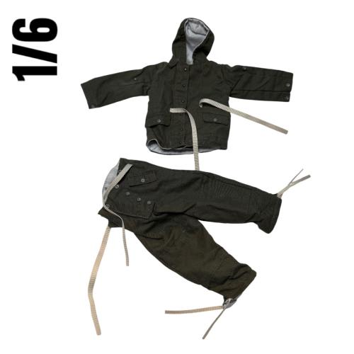 Artikelbild des Artikels “Winterparka und Hose  Grau 1:6 “
