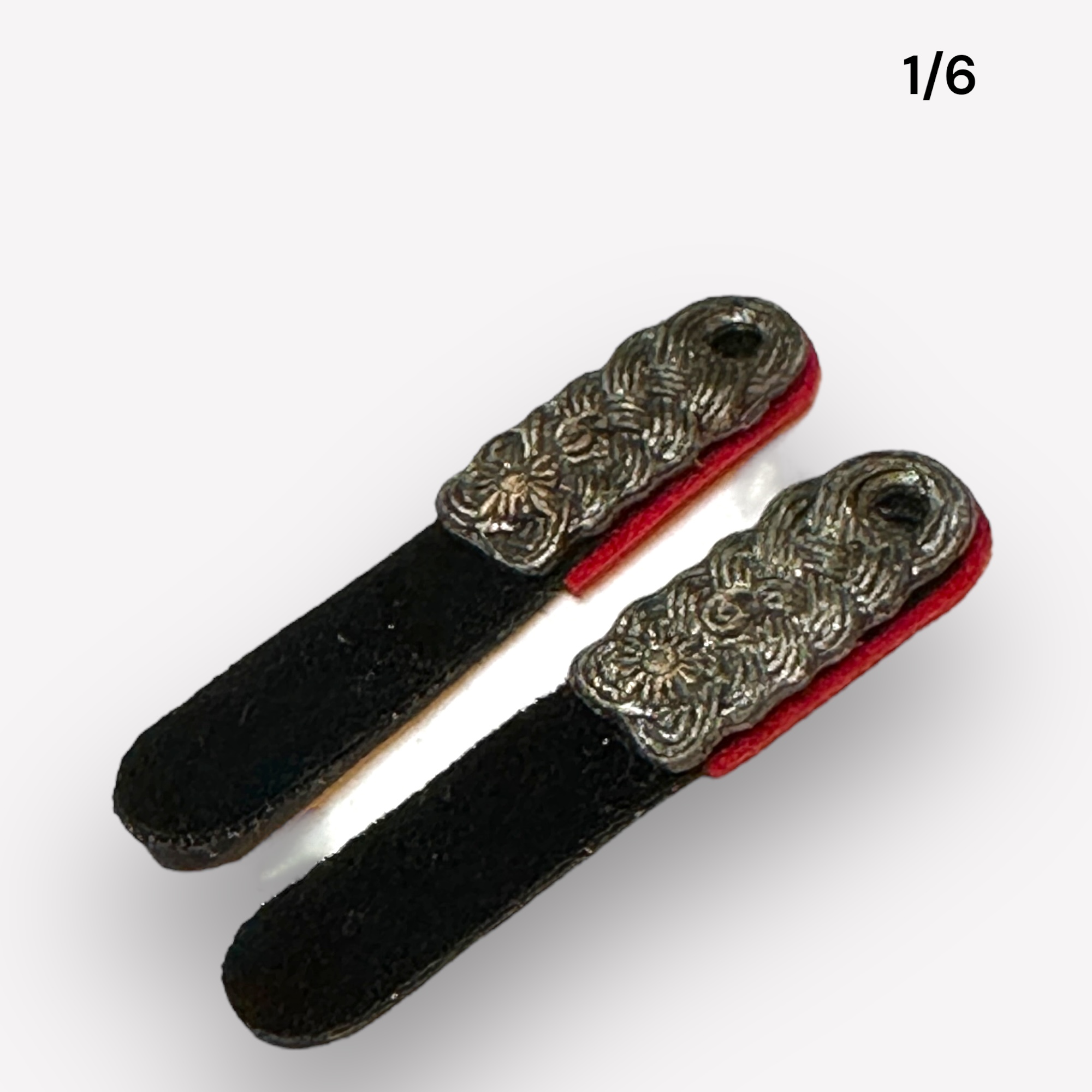  Artikelbild 1 des Artikels “Schulterklappen Rote Waffenfarbe Oberleutnant 1:6 (Metal) “