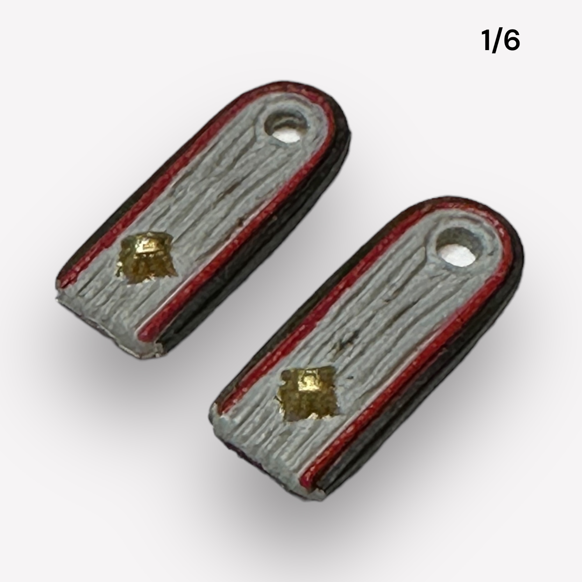  Product image 1 of the product “Schulterklappen Rote Waffenfarbe Oberleutnant 1:6 (Metal) ”