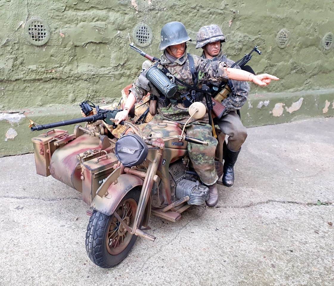  Product image 1 of the product “Zündap, KS750, Motorrad mit Beiwagen in Grau (Metal) ”