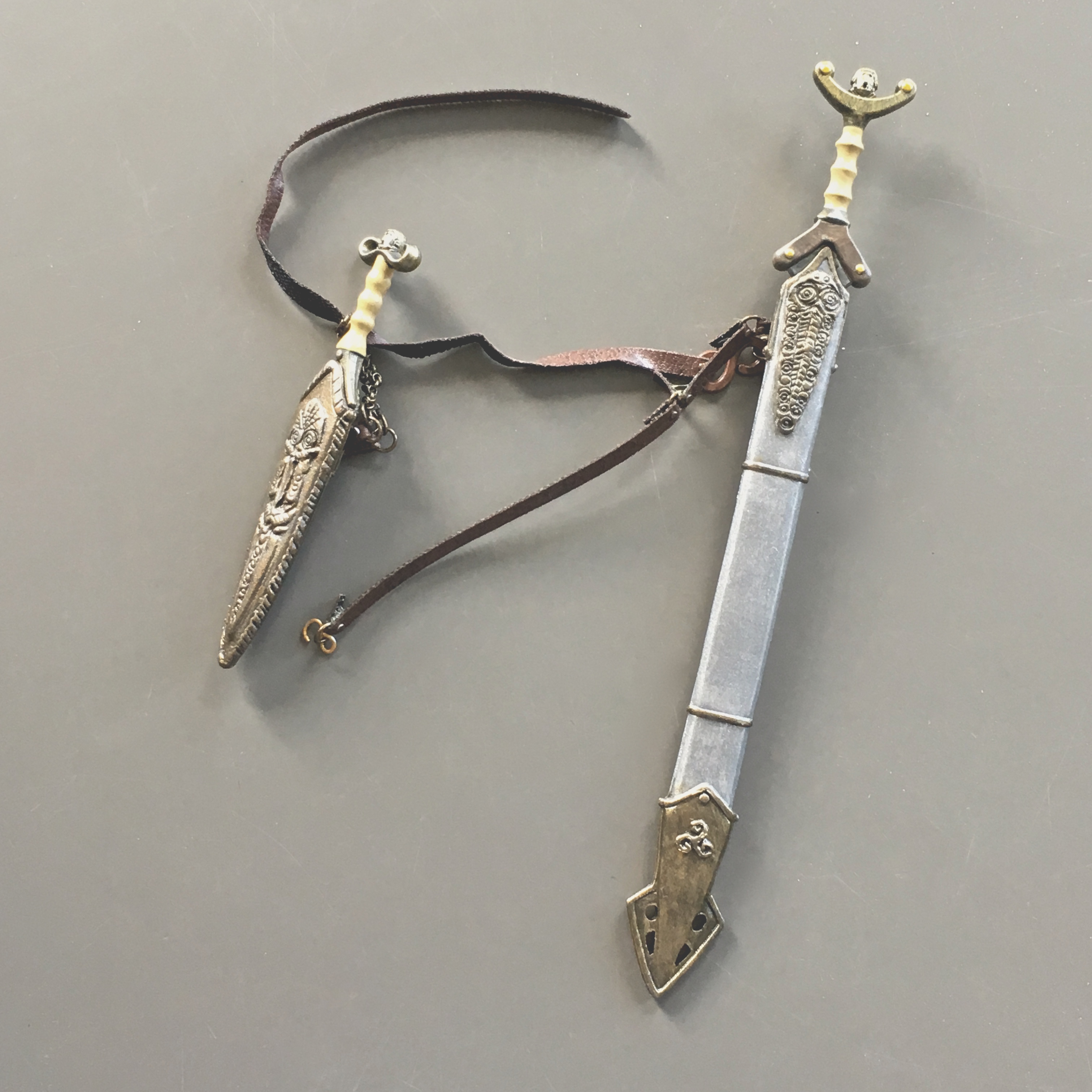  Artikelbild 1 des Artikels “1:6 Keltisches Schwert und Dolche Set “