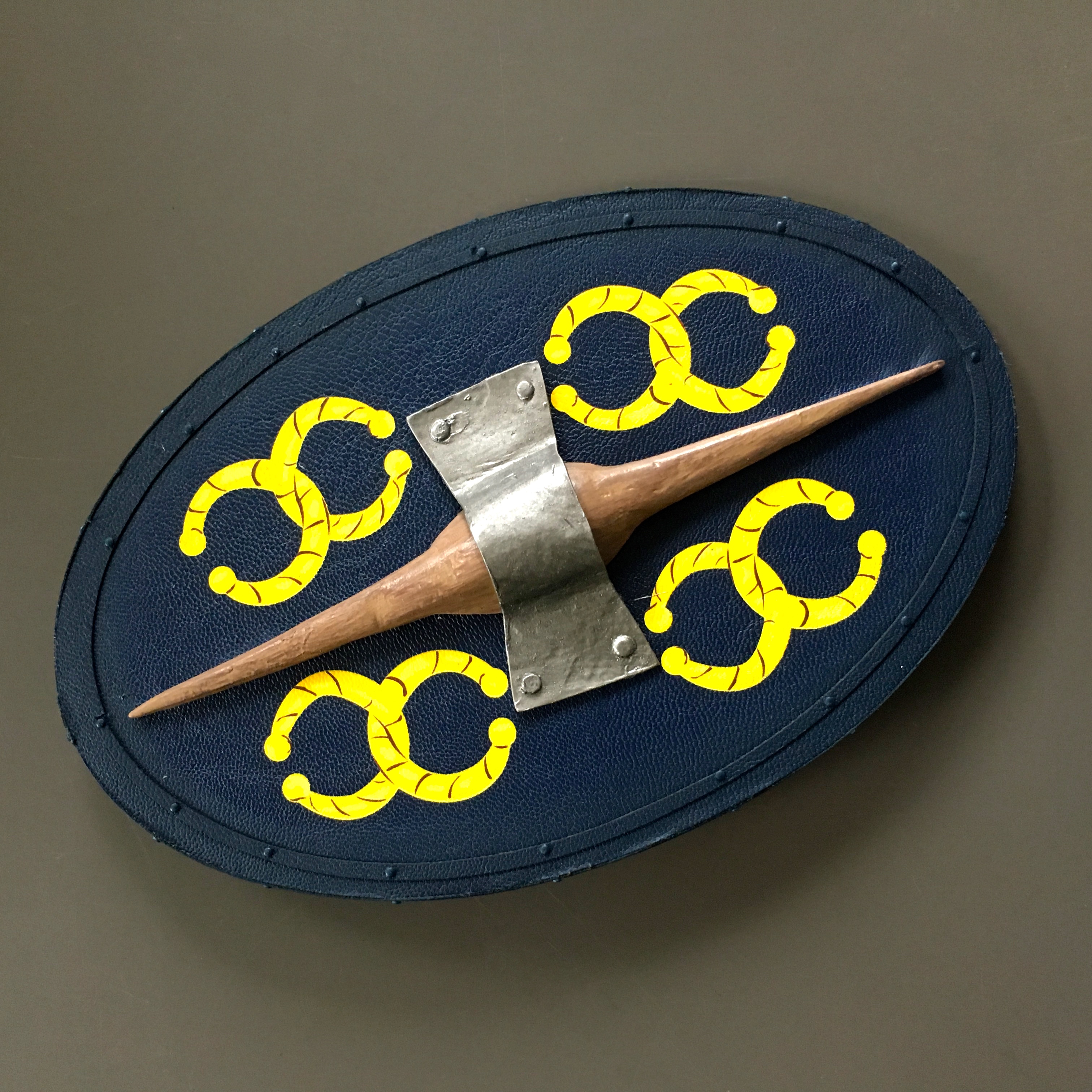  Product image 1 of the product “1/6 Wood Shield with Yellow decorations (Real Wood and Metal) ”