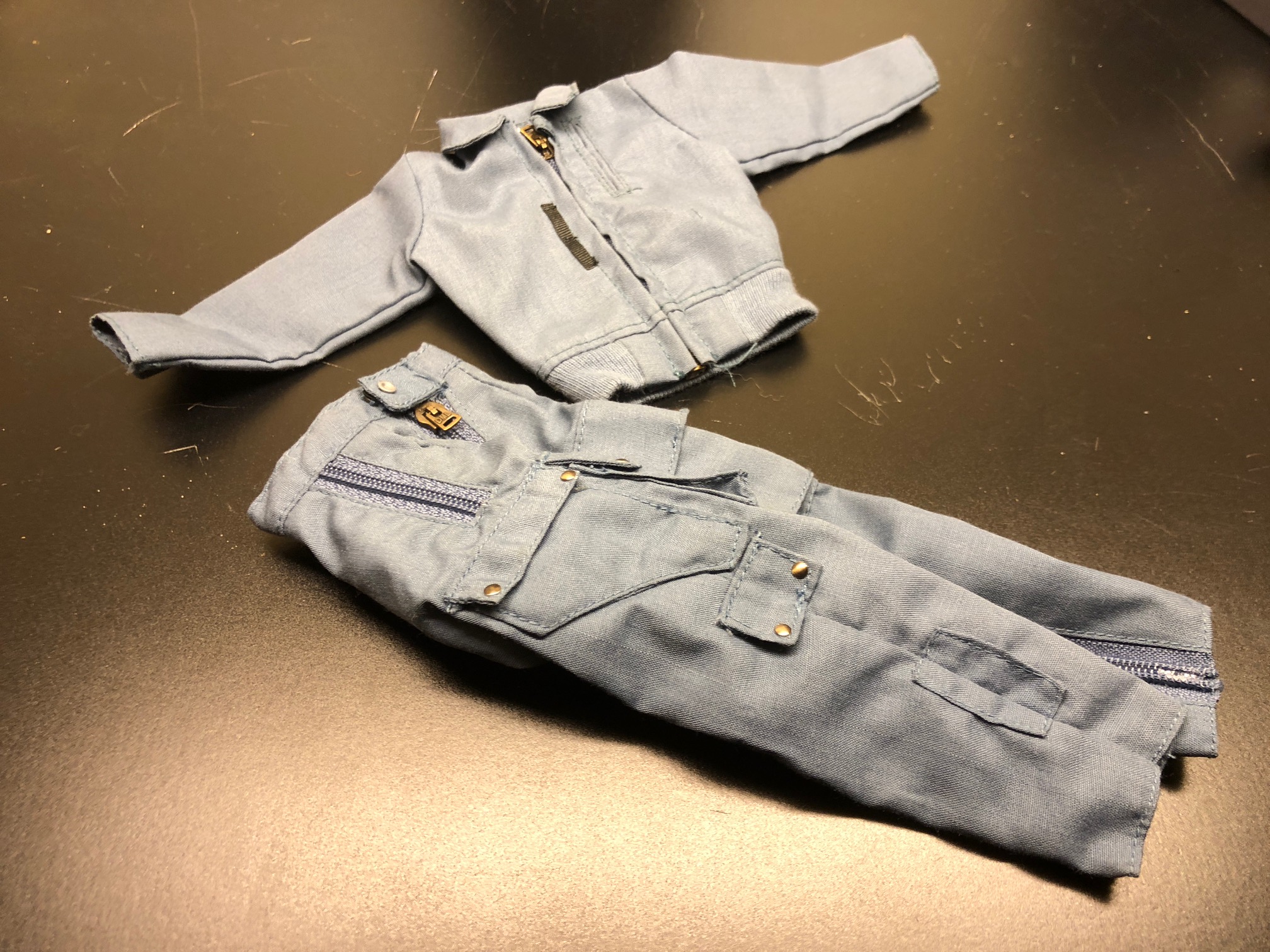  Artikelbild 1 des Artikels “Deutsche Piloten Kanalhose und Jacke 1:6 aus Stoff! “