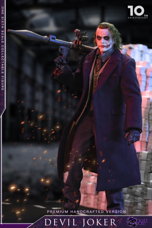  Product image 1 of the product “The Dark Knight - 1/6th scale The JOKER (Bank Robber version) collectible figure ”