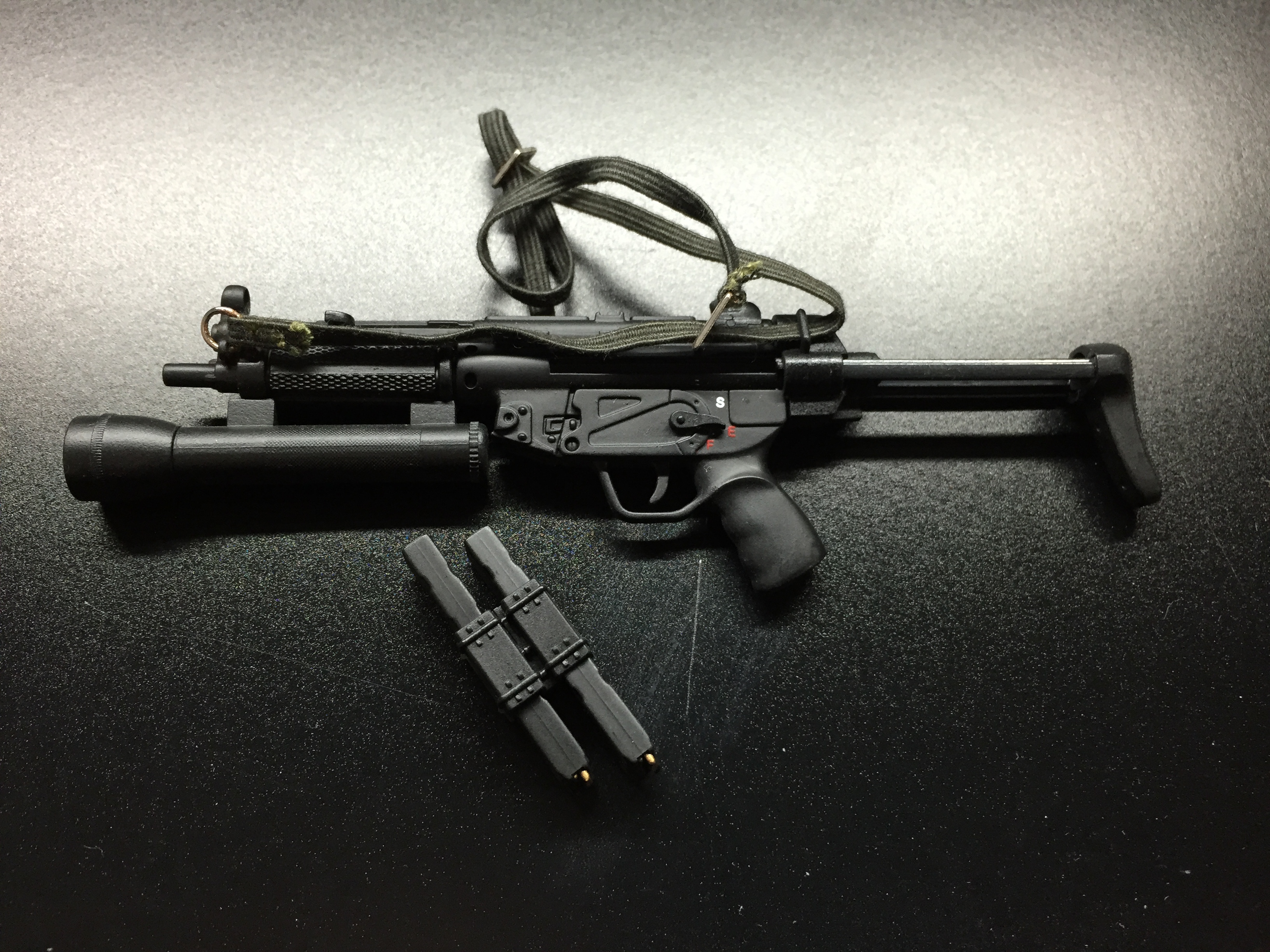  Artikelbild 1 des Artikels “H&K MP-4 mit angebauter MAG-Lite “