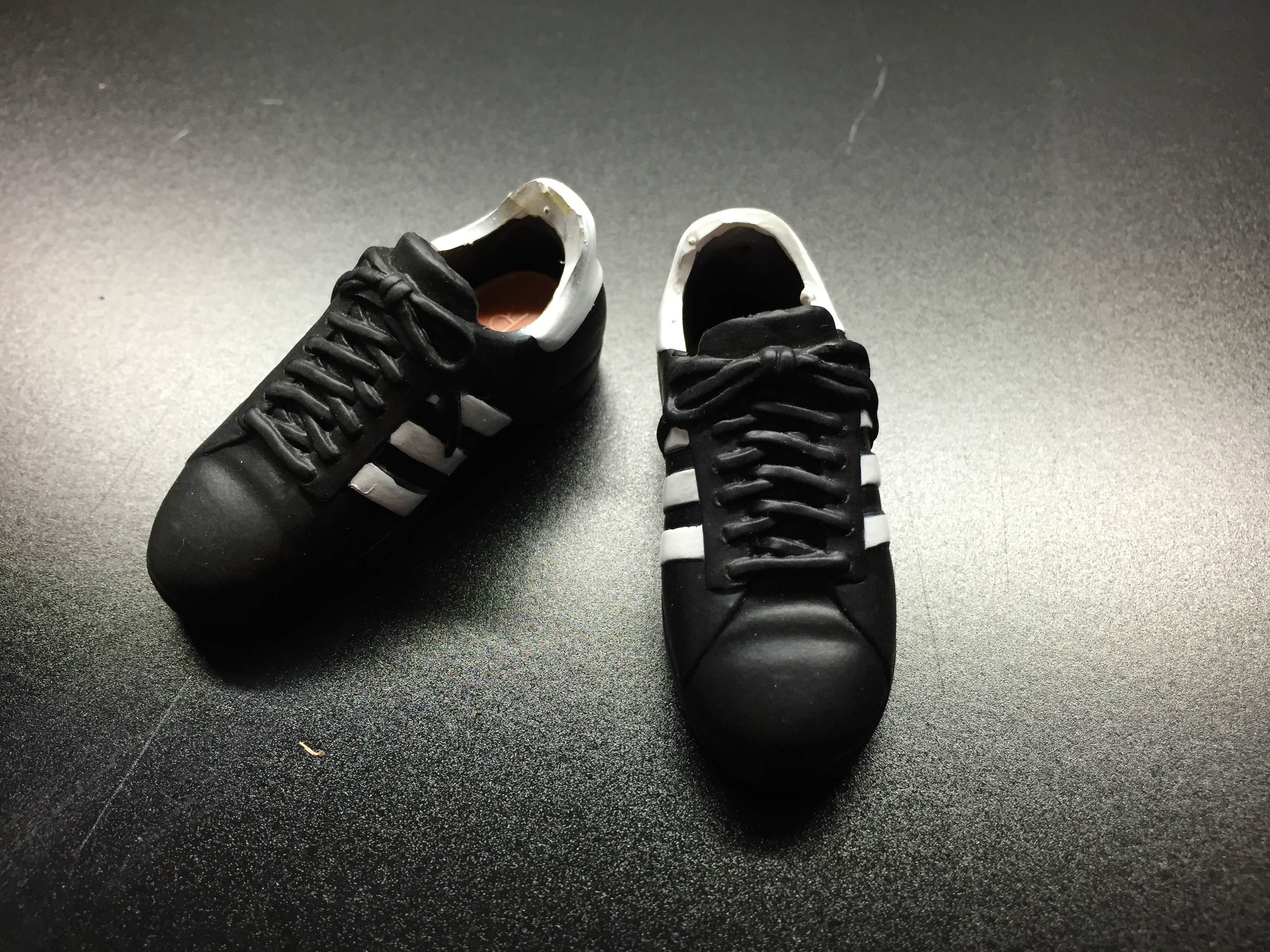  Artikelbild 1 des Artikels “Sportschuhe 1:6 “
