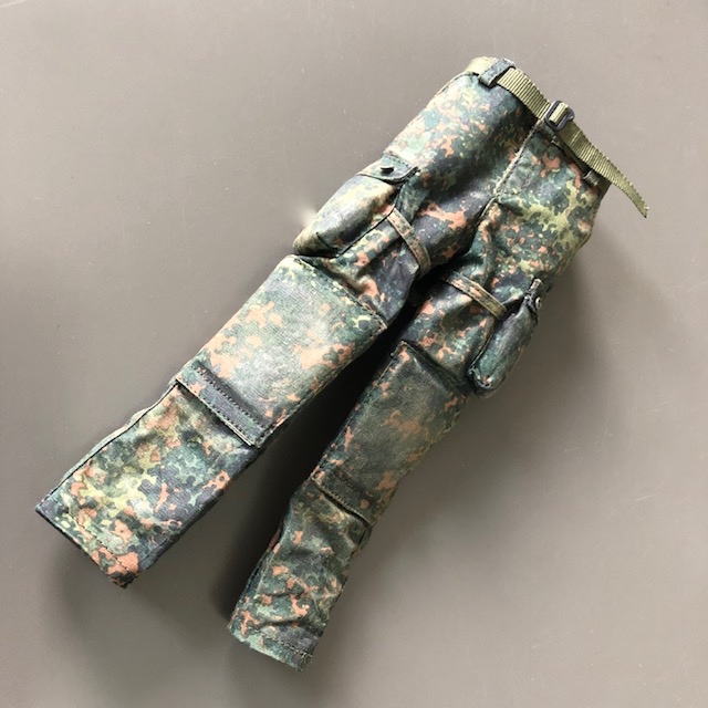  Artikelbild 1 des Artikels “KSK HOSE LEO KÖHLER STYLE (FLECKTARN) 1:6 “