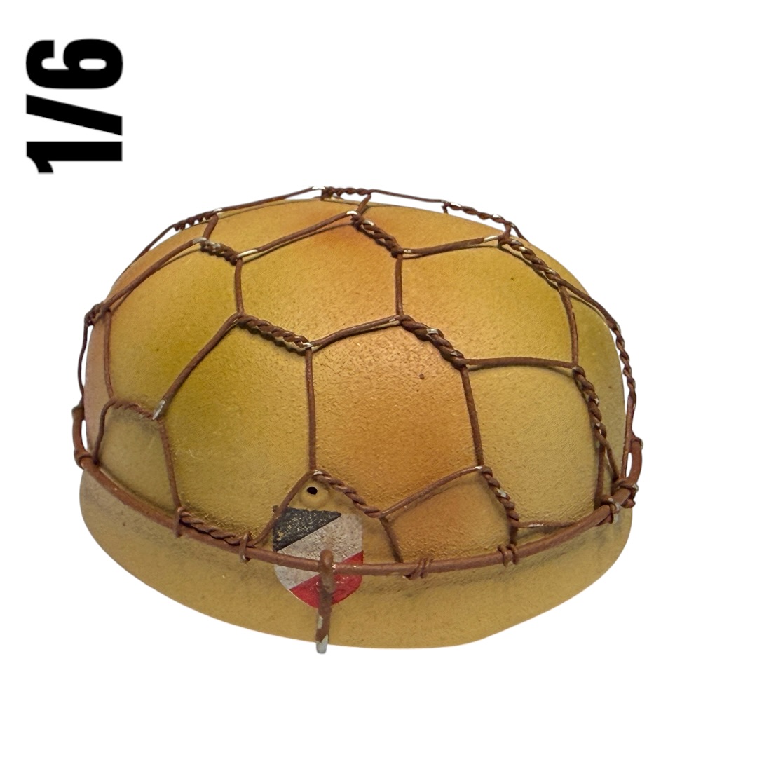  Artikelbild 1 des Artikels “Fallschirmjäger Helm mit Abzeichen in Metal 1:6 “