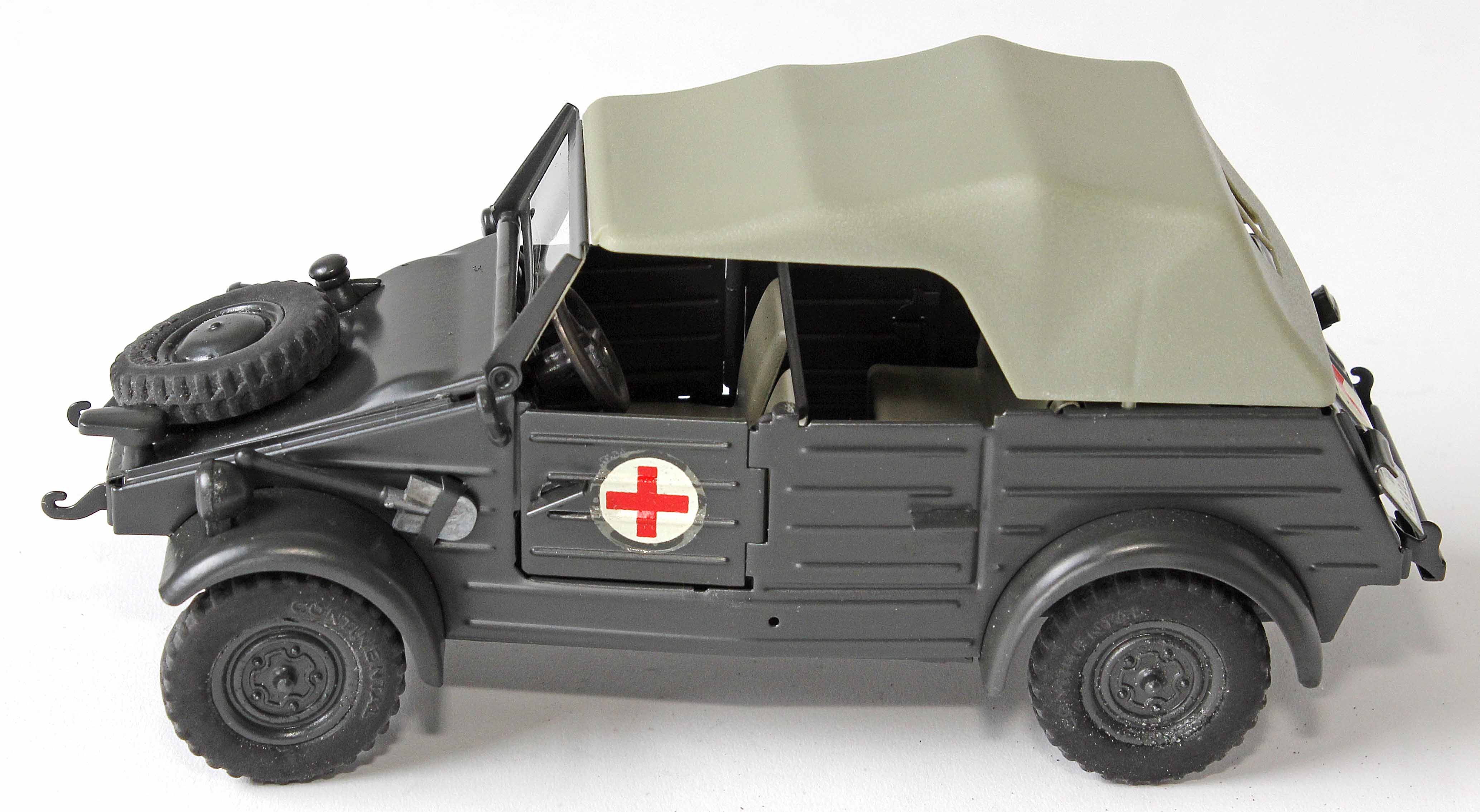  Artikelbild 1 des Artikels “VW Typ 82 Deutsche Wehrmacht Kübelwagen mit Verdeck Rotes Kreuz 1:24 “